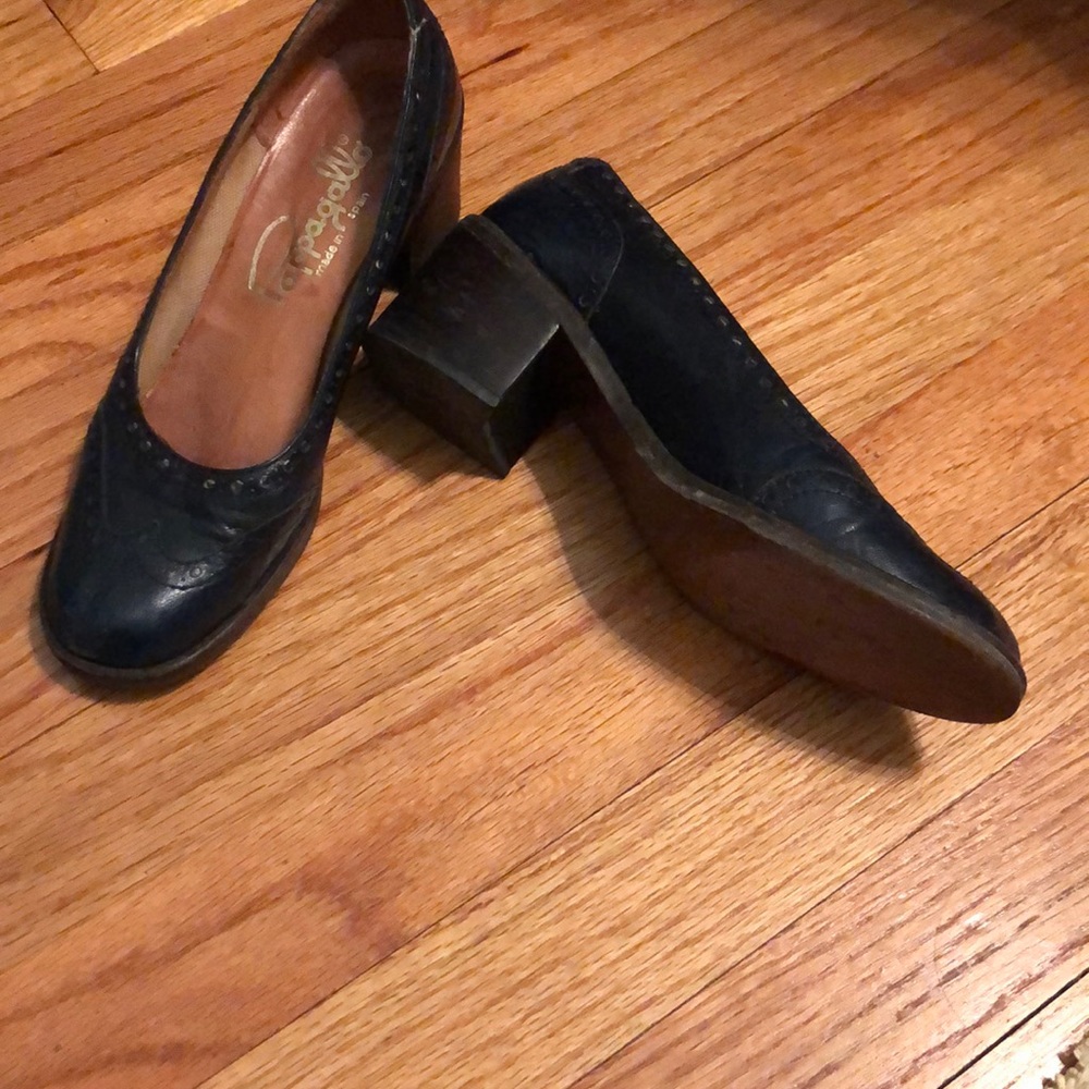 Pappagallo navy pumps